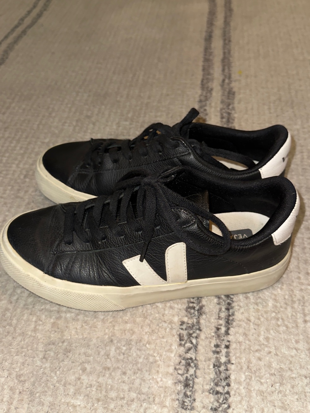 VEJA Black and White Leather Low-Top Sneakers  sz 7